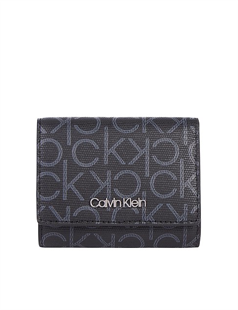 TRIFOLD XS MONOGRAM