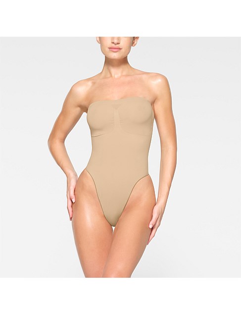 SEAMLESS SCULPT STRAPLESS THONG BODYSUIT