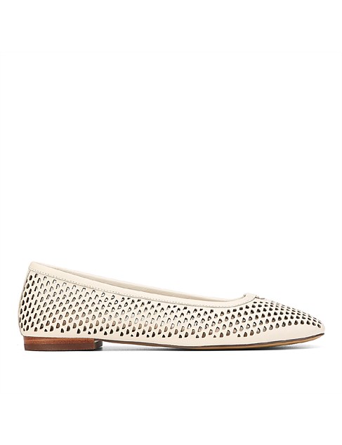 AIMLE Off White Pebbled Leather Ballet Flat