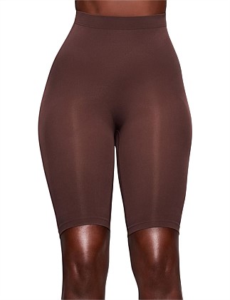 SEAMLESS SCULPTING SHORT ABOVE THE KNEE COCOA