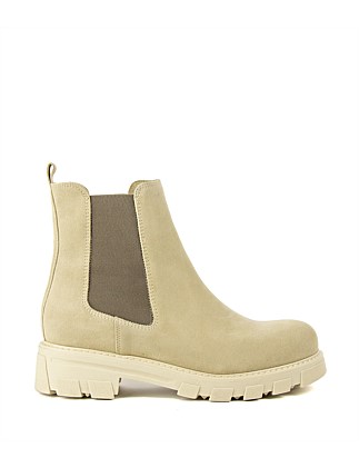 ASHLEY CHELSEA BOOT ON LUG SOLE