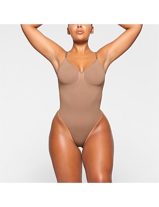 SEAMLESS SCULPT LOW BACK THONG BODYSUIT