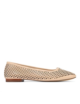 AIMLE Sand Pebbled Leather Ballet Flat